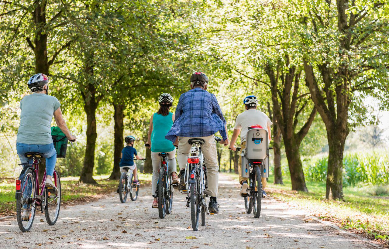 family-cycling