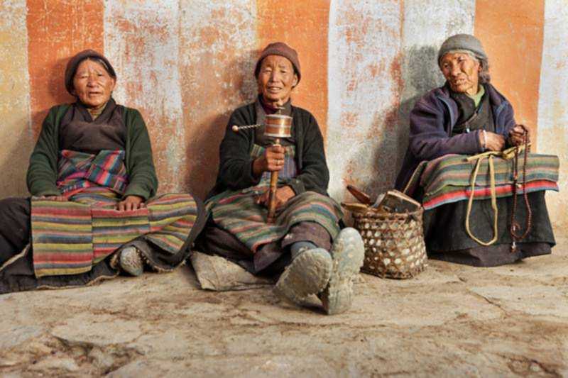 women praying in Lo Manthang